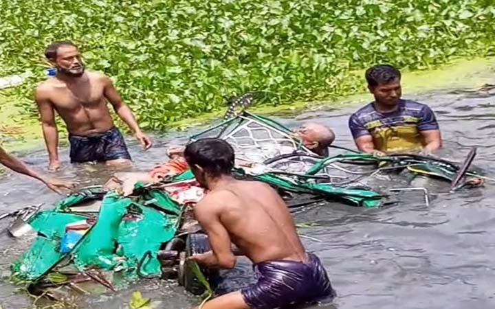 নোয়াখালীতে ট্রাক-সিএনজি সংঘর্ষ, নিহত ৪