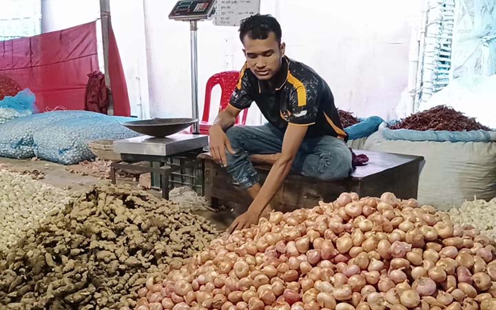 আমদানি বন্ধের অজুহাতে হিলিতে বেড়েই চলেছে দেশি পেঁয়াজের দাম