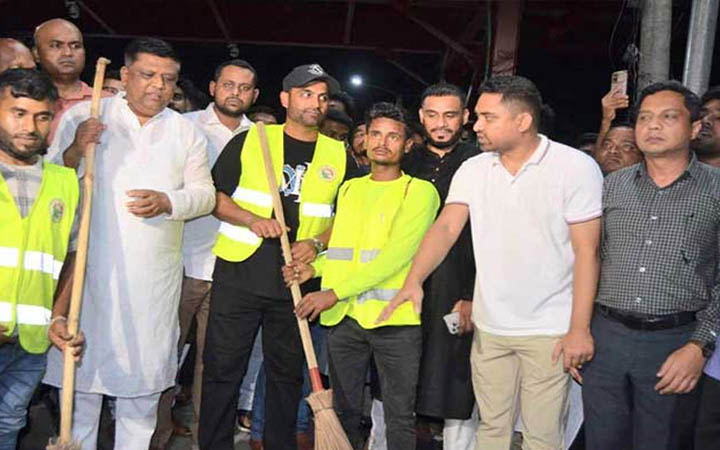 মধ্যরাতে ঝাড়ু হাতে সিলেটের রাস্তায় তামিম ইকবাল