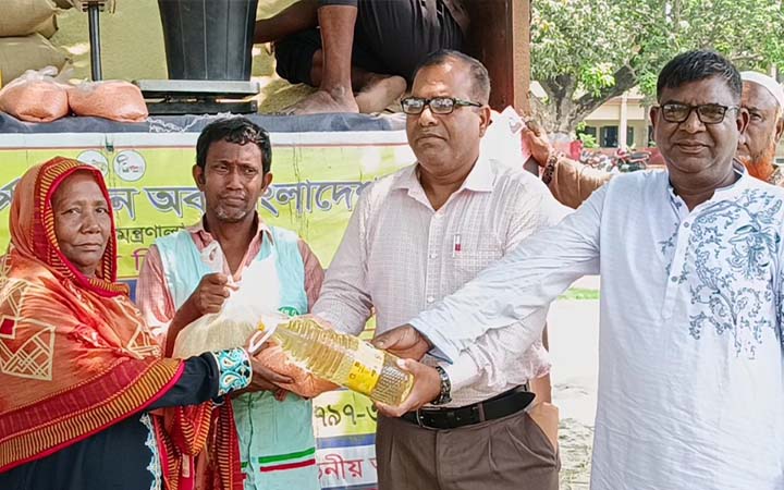 হিলিতে টিসিবির পণ্য বিক্রি শুরু