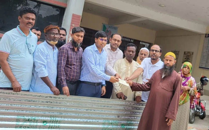 অগ্নিকাণ্ডে ক্ষতিগ্রস্ত পরিবারের মাঝে ত্রাণ বিতরণ