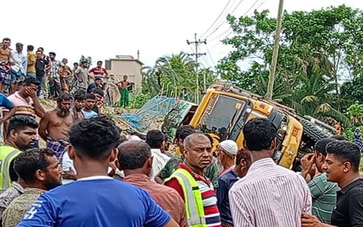 সাতক্ষীরায় ট্রাক উল্টে নিহত ২, আহত ১১