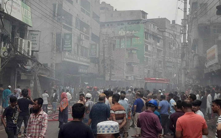 ধোলাইখালে ব্যাংকে লাগা আগুন নিয়ন্ত্রণে