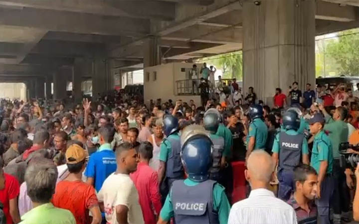 মিরপুরে অটোরিকশা চালকদের সড়ক অবরোধ করে বিক্ষোভ