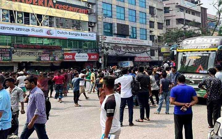 রামপুরায় অটোরিকশাচালকদের সড়ক অবরোধ, তীব্র যানজট