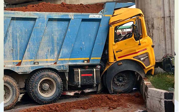 ফের মেট্রোরেলের পিলারে ট্রাকের ধাক্কা