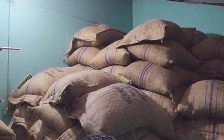 ইউপি চেয়ারম্যানের ঘর থেকে ভিজিএফের ১৭ টন চাল জব্দ