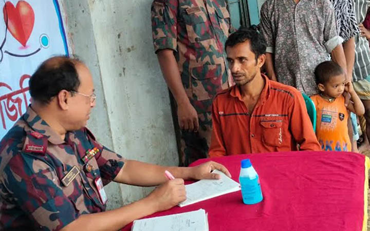 বন্যাদুর্গত ৫০০ রোগীকে বিনামূল্যে চিকিৎসাসেবা বিজিবির