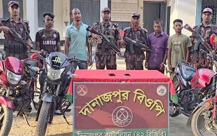 ভারতে অনুপ্রবেশকালে বিজিবির হাতে আটক ৪