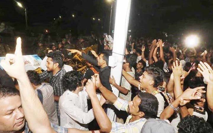 বঙ্গভবনের সামনে শিক্ষার্থীসহ গুলিবিদ্ধ ২