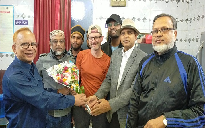 ফ্রান্স থেকে সাইকেল চা‌লি‌য়ে সিরাজগ‌ঞ্জে যুবক