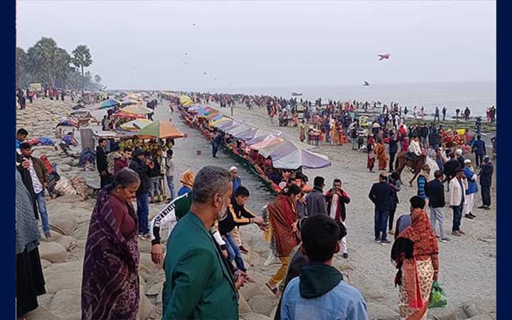 সাপ্তাহিক ছুটিতে কুয়াকাটা সৈকতে পর্যটকের ঢল