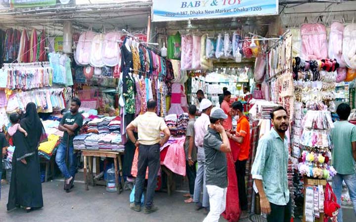 ছুটির দিনে রাজধানীতে জমে উঠেছে ঈদের কেনাকাটা