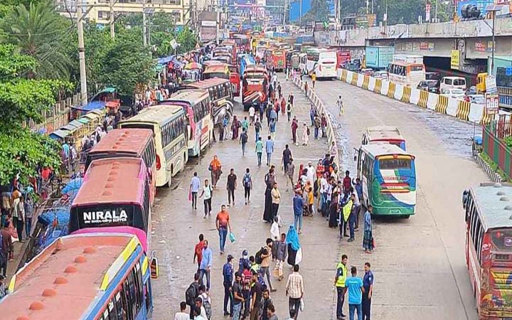 শিল্পকারখানা ছুটি ঘোষণা, মহাসড়কে যাত্রীর চাপ বেড়েছে