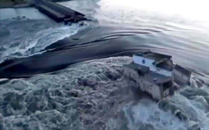 ইউক্রেনে বাঁধে ধস, বন্যায় নিহত বেড়ে ৮