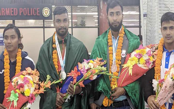 পদক জয়ী অ্যাথলেটদের বিমানবন্দরে ফুলের শুভেচ্ছা