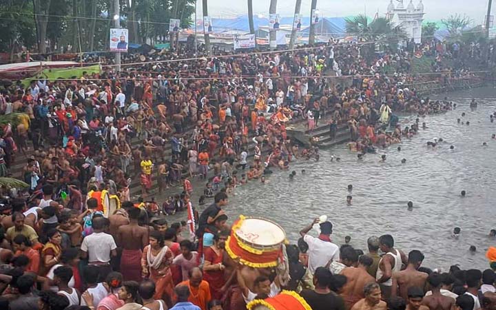 কাশিয়ানীর ওড়াকান্দিতে মহাবারুনীর স্নানোৎসব