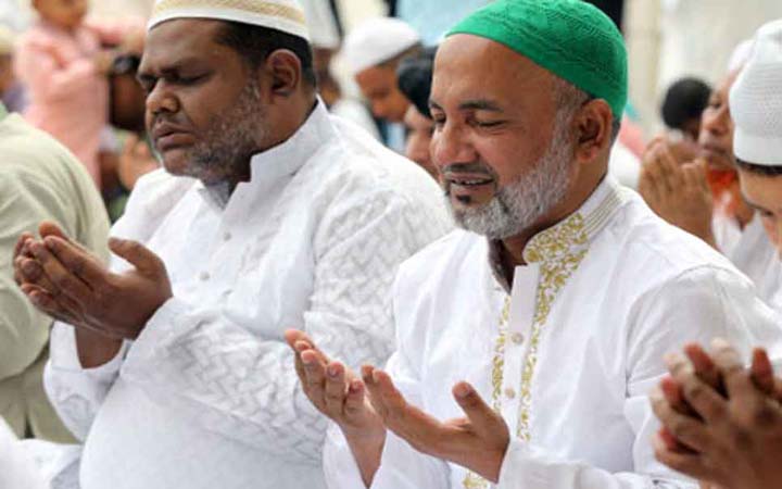 ঈদ জামাতে দেশ ও জাতির মঙ্গল কামনা করে দোয়া