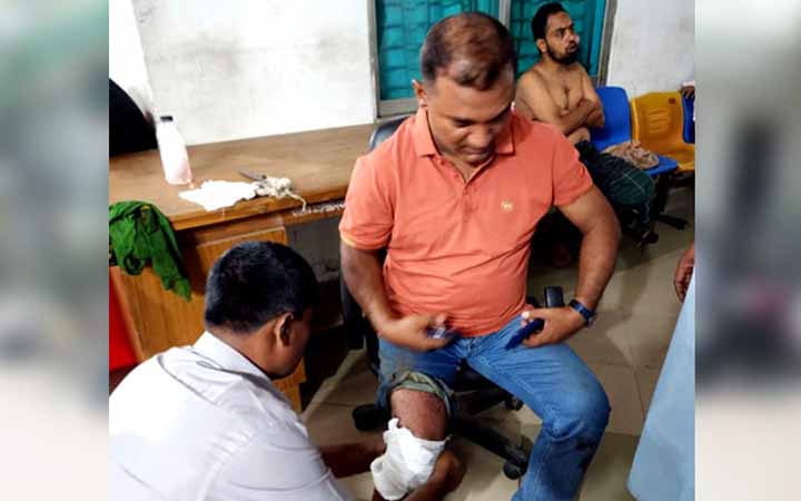 বগুরায় ককটেল হামলার স্বীকার ২ পুলিশ সদস্য