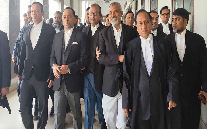 ৭ আইনজীবীর আদালত অবমাননার আদেশ আজ