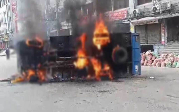 পোশাকশ্রমিকদের বিক্ষোভ, পুলিশ ও সেনাবাহিনীর গাড়িতে আগুন