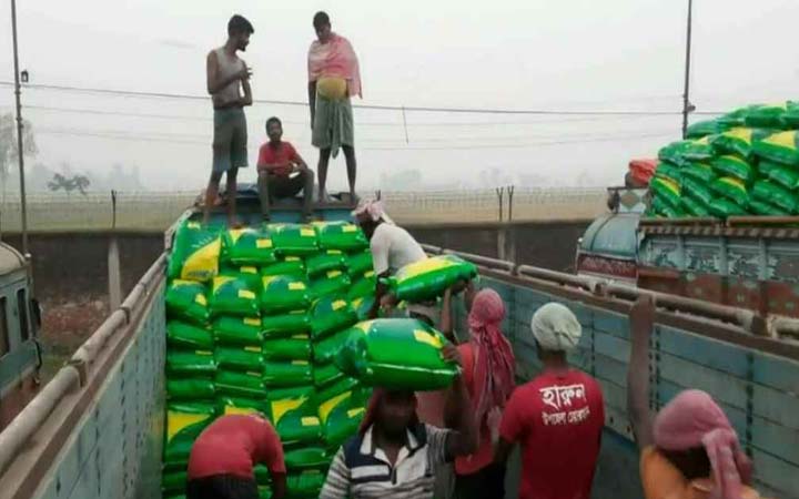 আমদানিতে কমলো শুল্ক, হিলি বন্দরে চাল খালাস শুরু
