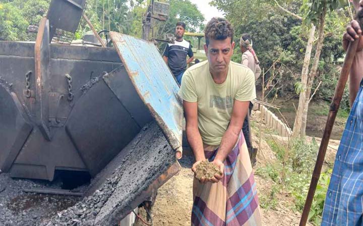 ১৩ কোটি টাকার সড়ক নির্মাণে অনিয়ম, কাজ বন্ধ করে দিলেন এলাকাবাসী