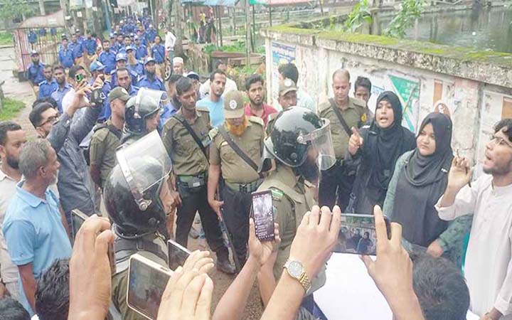 বৈষম্যবিরোধীদের সংবাদ সম্মেলনে হামলা, নারী নেত্রীসহ লাঞ্ছিত ৪