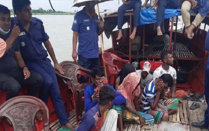 ইলিশ ধরার অপরাধে ১০ জেলে আটক