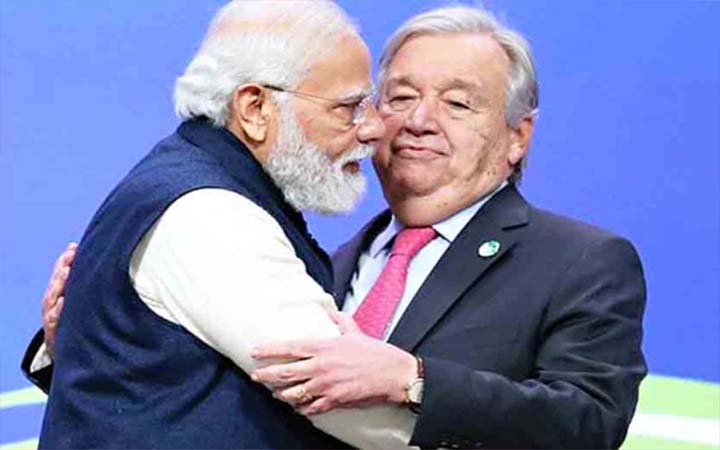মাস্কহীন মোদির আলিঙ্গনে অস্বস্তিতে জাতিসংঘ মহাসচিব