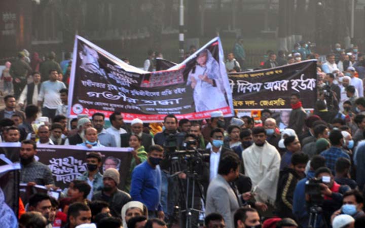 শহীদ বুদ্ধিজীবীদের শ্রদ্ধা জানাতে স্মৃতিসৌধে জনতার ঢল