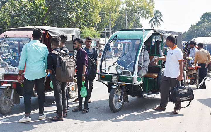 রাজবাড়ী-ফরিদপুর রুটে বাস চলাচল বন্ধ, ভোগান্তি চরমে