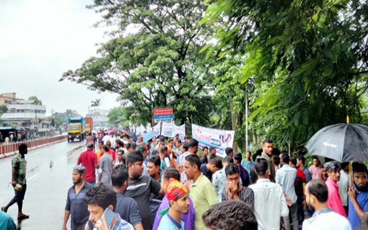 মিরসরাইয়ে বৃষ্টি উপেক্ষা করে জড়ো হচ্ছে নেতা-কর্মীরা