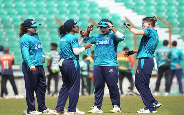 পাকিস্তানের বিপক্ষে আজ মাঠে নামছে জ্যোতিরা