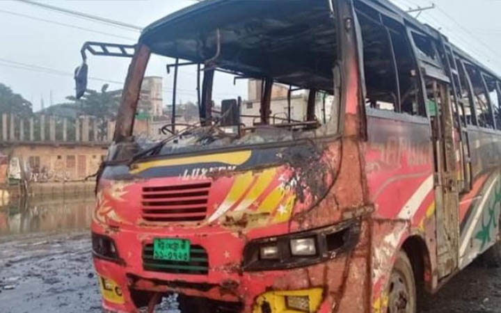 বেতন বৃদ্ধির দাবি: গাজীপুরে দুই বাসে আগুন দিলো ‘পোশাক শ্রমিকরা’