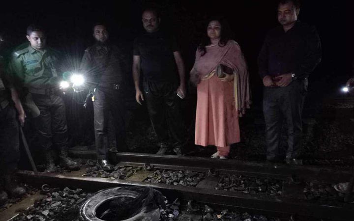 বিরামপুরে রেললাইনে টায়ার জ্বালিয়ে আগুন