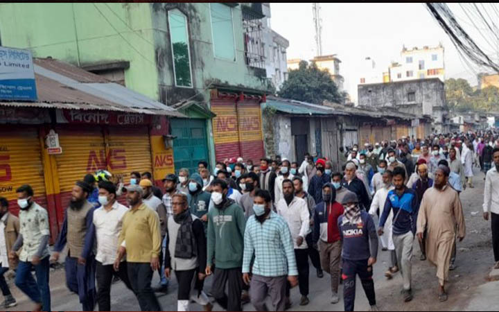 বগুড়ায় টায়ার জ্বালিয়ে জামায়াত-বিএনপির বিক্ষোভ মিছিল