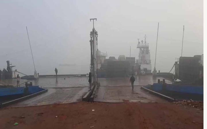 ঘন কুয়াশায় দৌলতদিয়া-পাটুরিয়া ফেরি বন্ধ