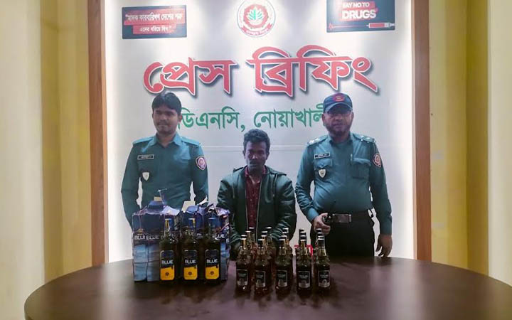 মাদক কারবারির বাড়িতে মিলল ৩৩ বোতল বিদেশী মদ