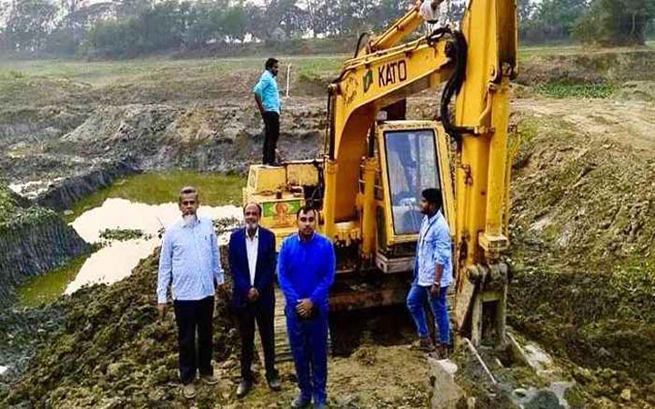 আখাউড়ায় খালের মাটি কাটায় ব্যবসায়ীকে জরিমানা
