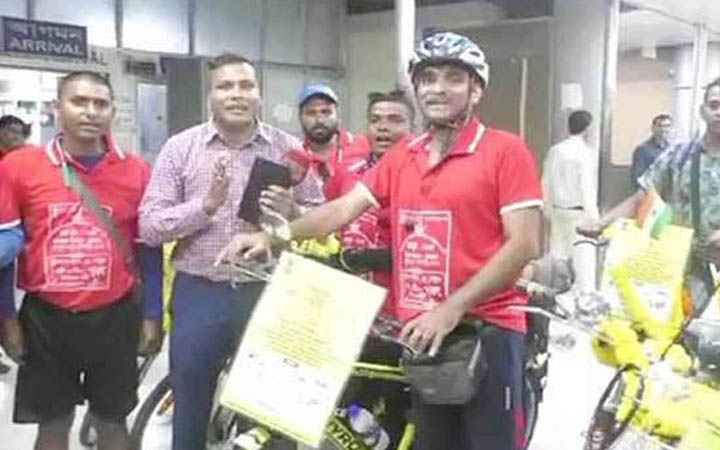 সাইকেল চালিয়ে শহীদ মিনারে আসছেন ভারতীয় ১০ নাগরিক