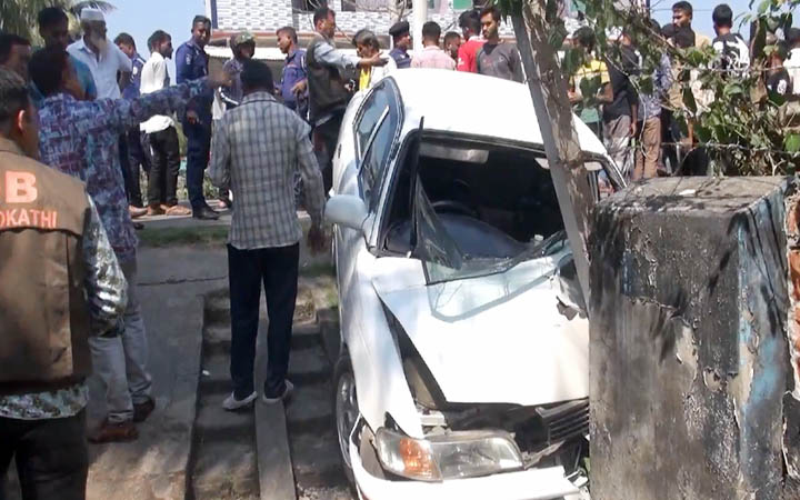 লাশবাহী প্রাইভেটকার খাদে, পুলিশসহ আহত ৭