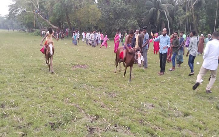 ঝালকাঠিতে ঐতিহ্যবাহী ঘোড়দৌড় প্রতিযোগিতা