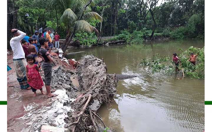 লক্ষ্মীপুরে ঘরবাড়ি বিধ্বস্ত, বেড়িবাঁধ ভেঙে গেছে