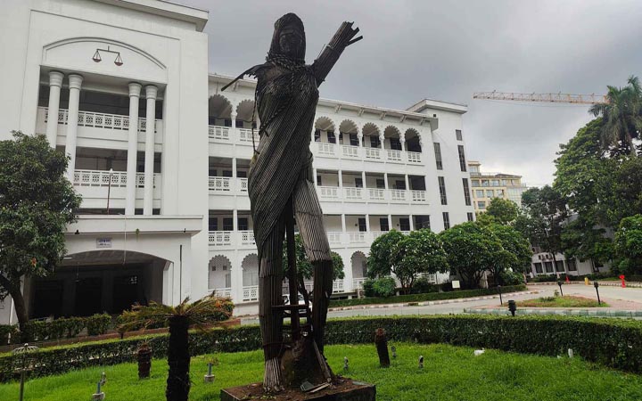 সুপ্রিম কোর্ট প্রাঙ্গণের সেই থেমিস ভাস্কর্য ভাঙচুর