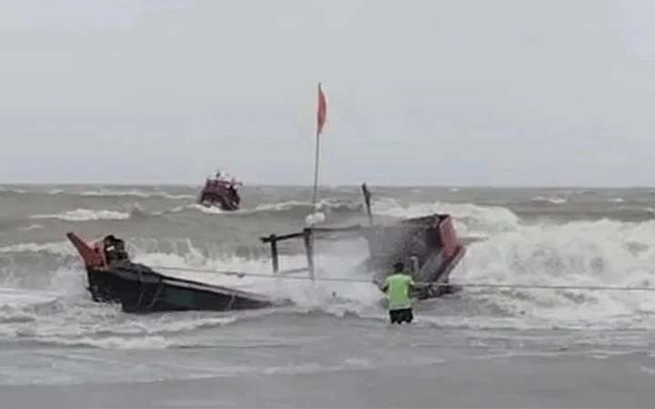 বঙ্গোপসাগরে মাছ ধরার ট্রলার ডুবি, নিখোঁজ ৮