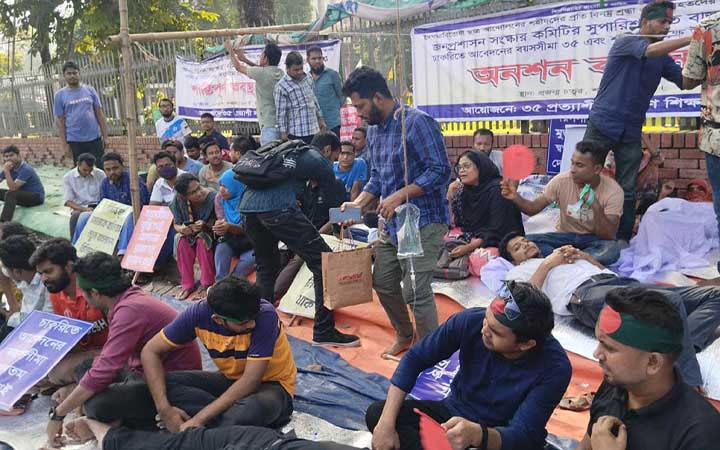 ৩৫ প্রত্যাশীদের অনশনে অসুস্থ কয়েকজন