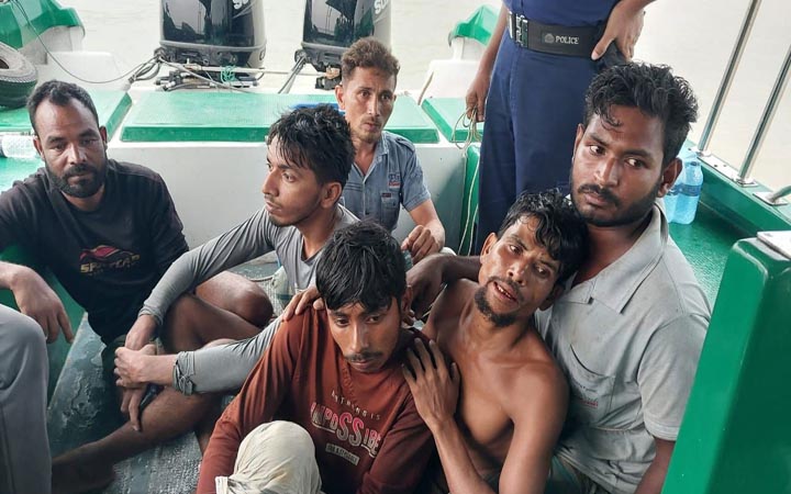 নিষেধাজ্ঞা অমান্য করে ইলিশ শিকার, বরগুনায় ৬ জেলে আটক