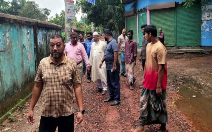 সড়ক সংস্কারে খোয়ার বদলে রাবিশ, কর্তৃপক্ষের হস্তক্ষেপে বন্ধ