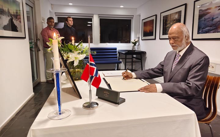 নরওয়ের রাজার মৃত্যুতে শোকবইয়ে স্থানীয় সরকার মন্ত্রীর স্বাক্ষর